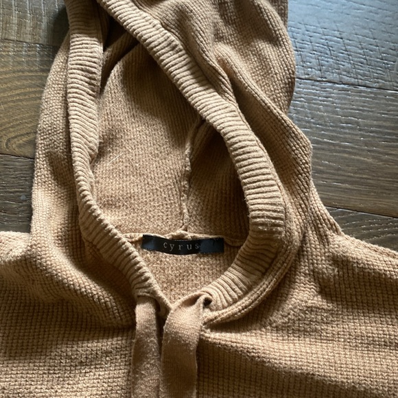 Cropped hooded “Cyrus” cropped sweater - Picture 2 of 3